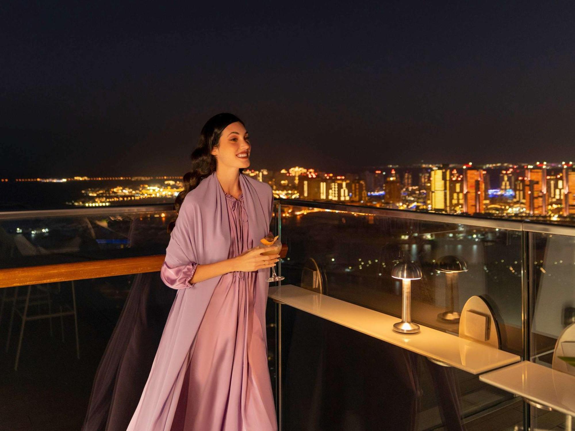 Fairmont Doha Hotel Lusail Eksteriør billede A woman wearing an abaya