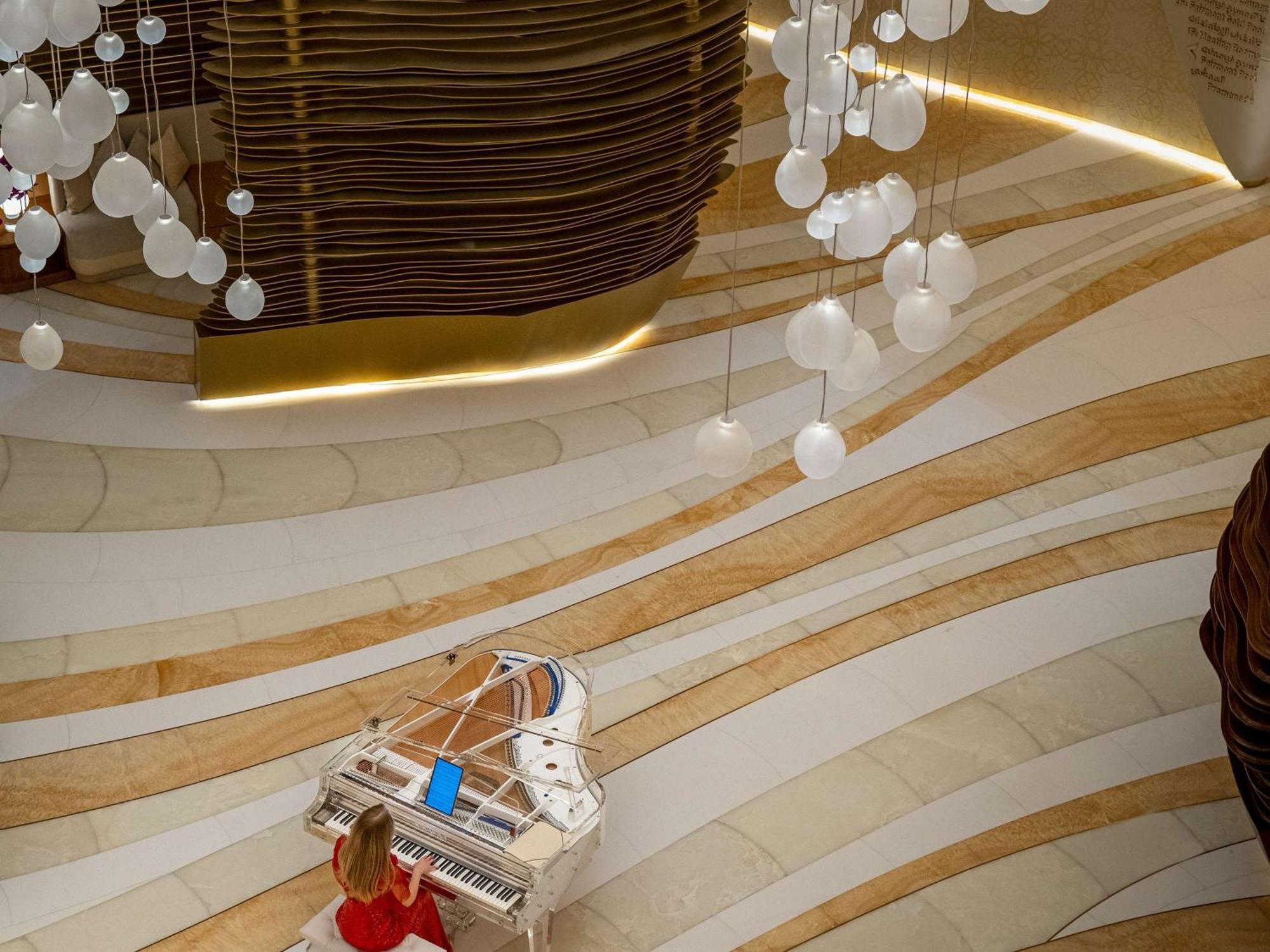 Fairmont Doha Hotel Lusail Eksteriør billede The piano in the lobby