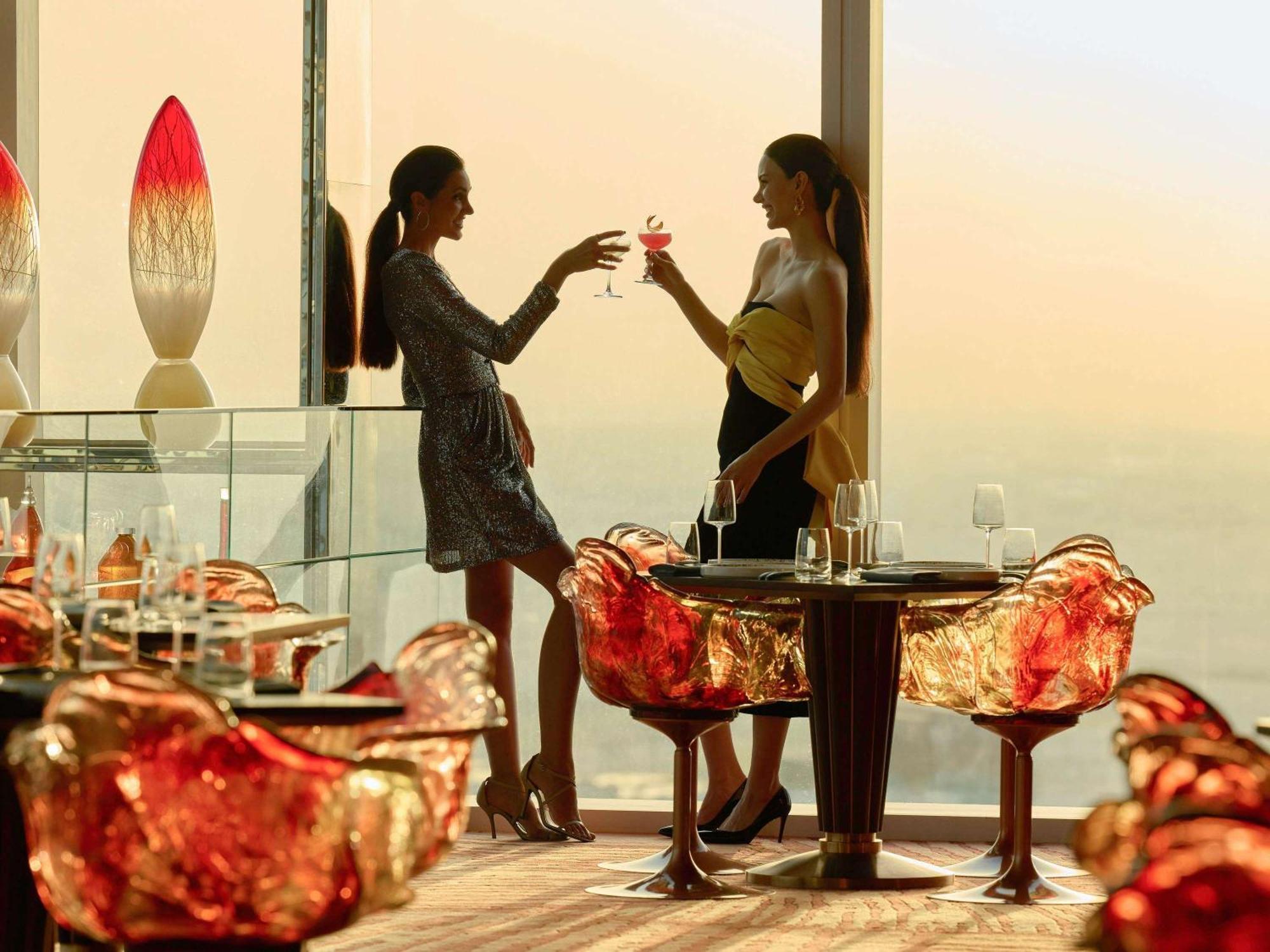 Fairmont Doha Hotel Lusail Eksteriør billede The bar at the 101 lounge