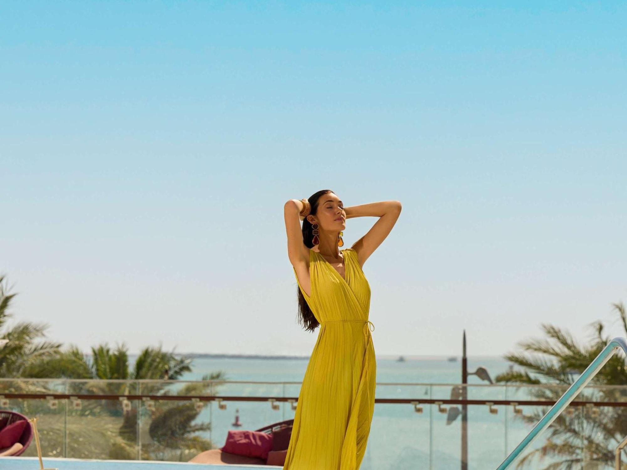 Fairmont Doha Hotel Lusail Eksteriør billede A woman in a yellow dress