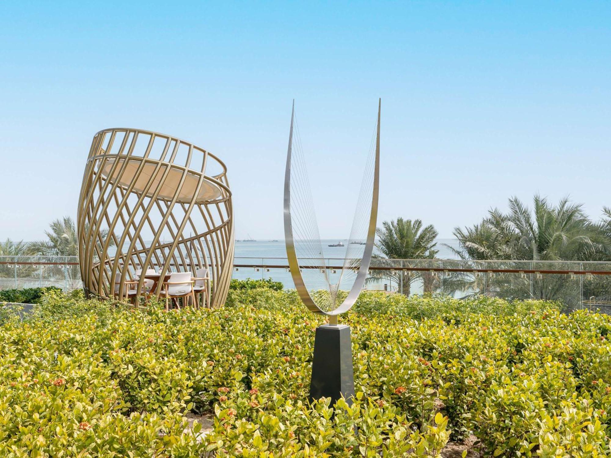 Fairmont Doha Hotel Lusail Eksteriør billede The sculpture "The Spirit of the Sea" by the artist Yaacov Agam