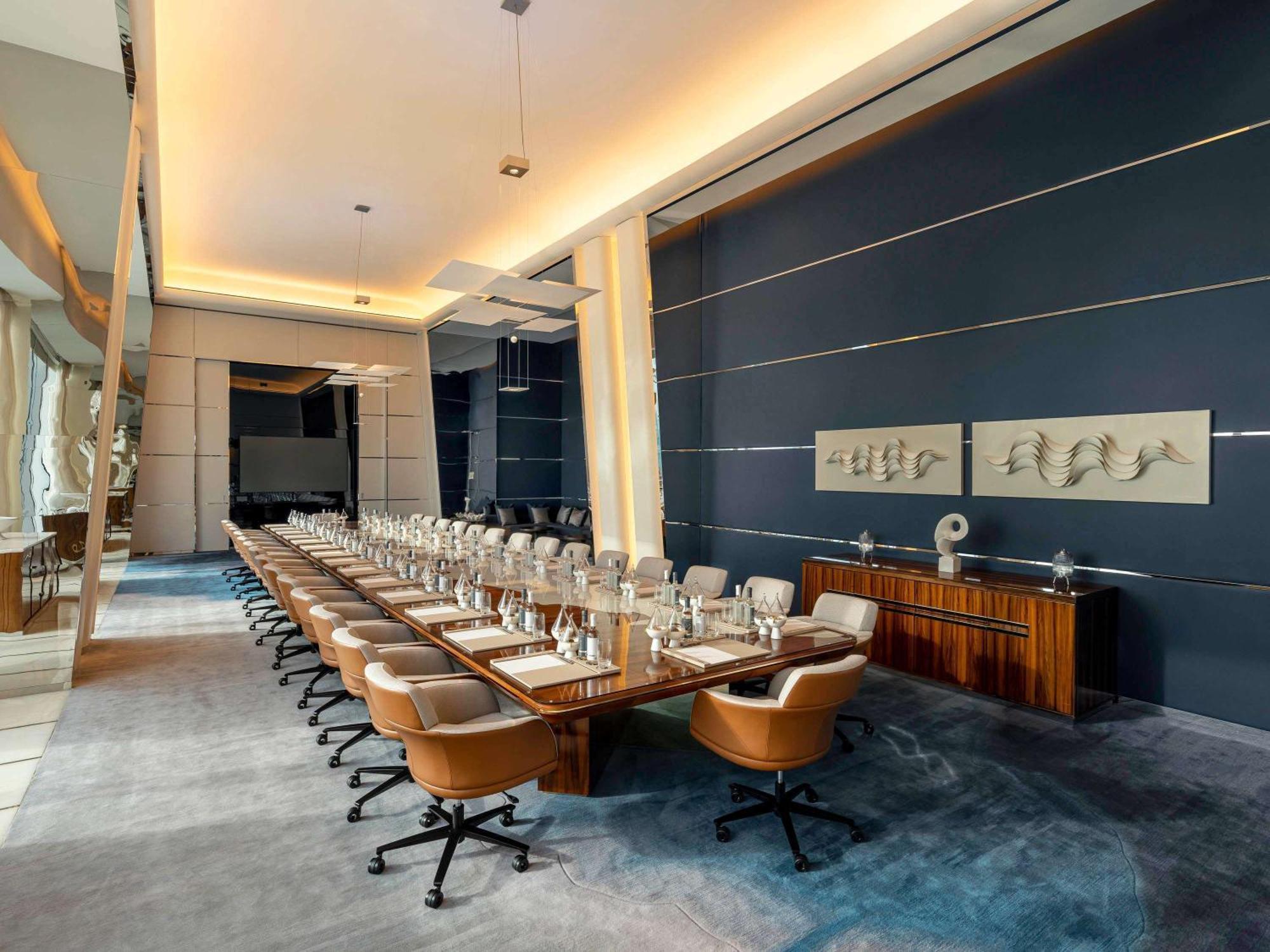 Fairmont Doha Hotel Lusail Eksteriør billede The boardroom at the Four Seasons Hotel, London