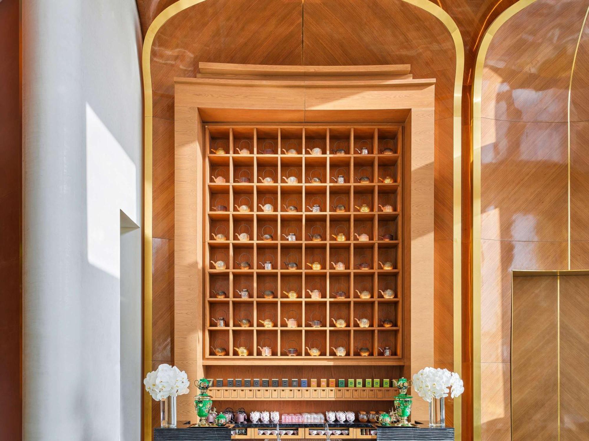 Fairmont Doha Hotel Lusail Eksteriør billede A bell desk at the Mandarin Oriental, Hong Kong
