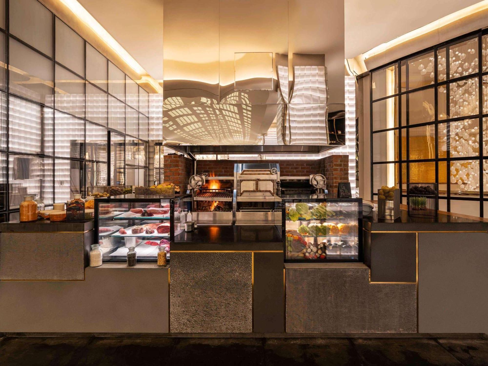 Fairmont Doha Hotel Lusail Eksteriør billede The kitchen at the restaurant