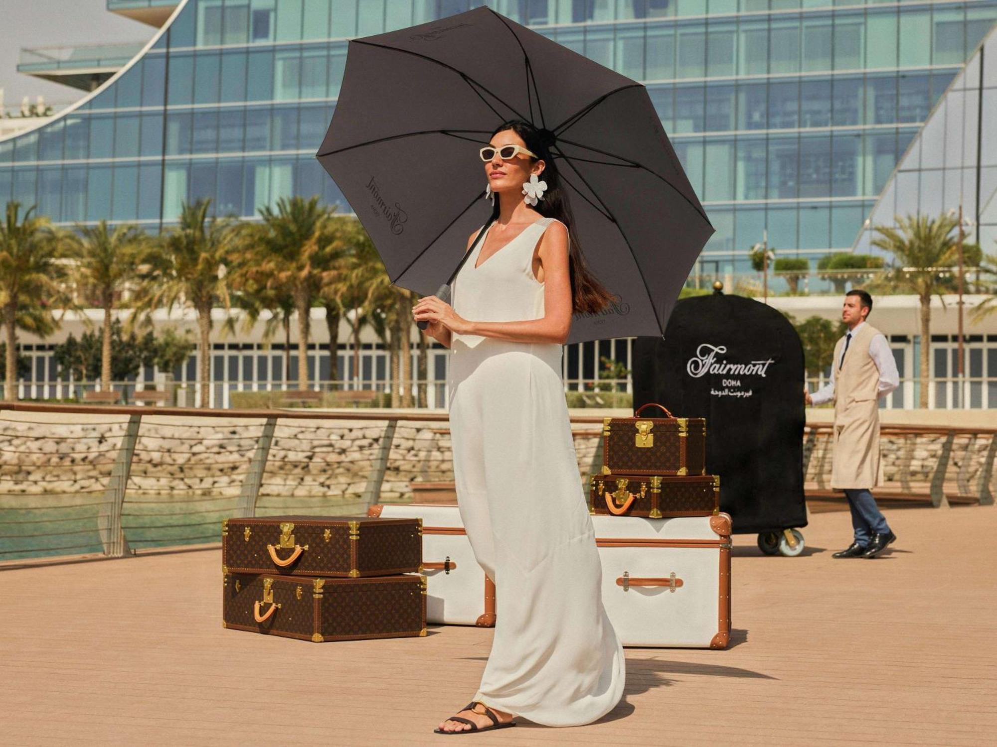 Fairmont Doha Hotel Lusail Eksteriør billede A woman with a large umbrella