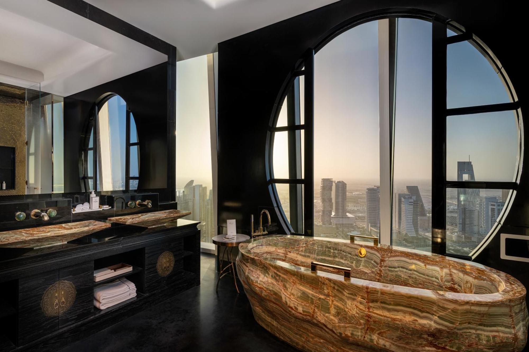 Fairmont Doha Hotel Lusail Værelse billede The bathroom of a suite
